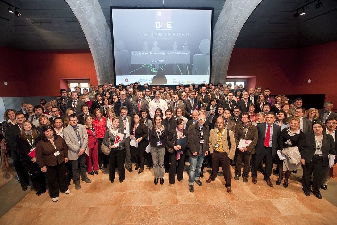 Gruppfoto av formellt klädda yrkesverksamma på affärsnätverkseventet 'Business Networking Event Catalunya' 2010, samlade för att knyta kontakter.